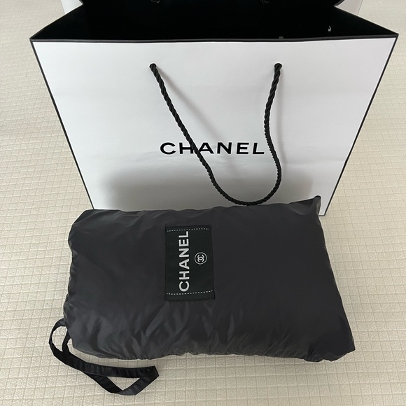 Chanel Nylon Quilted CC Logo Scarf, 2000 Lagerfeld Collection. New never used!! - Picture 3 of 9
